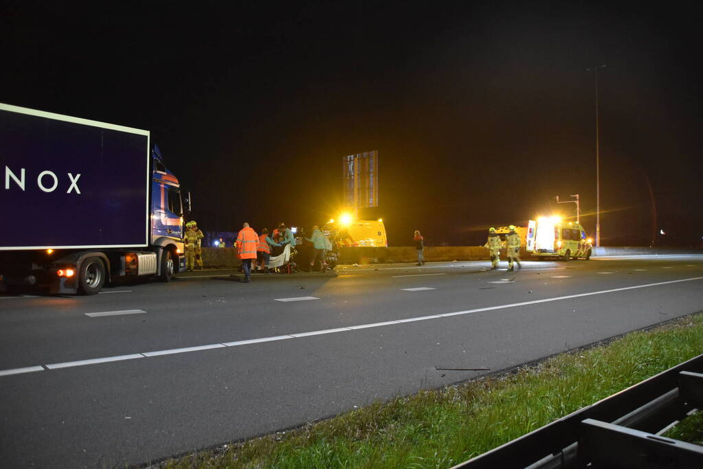 Hulpdiensten ingezet voor aanrijding tussen vrachtwagen en personenauto, snelweg afgesloten