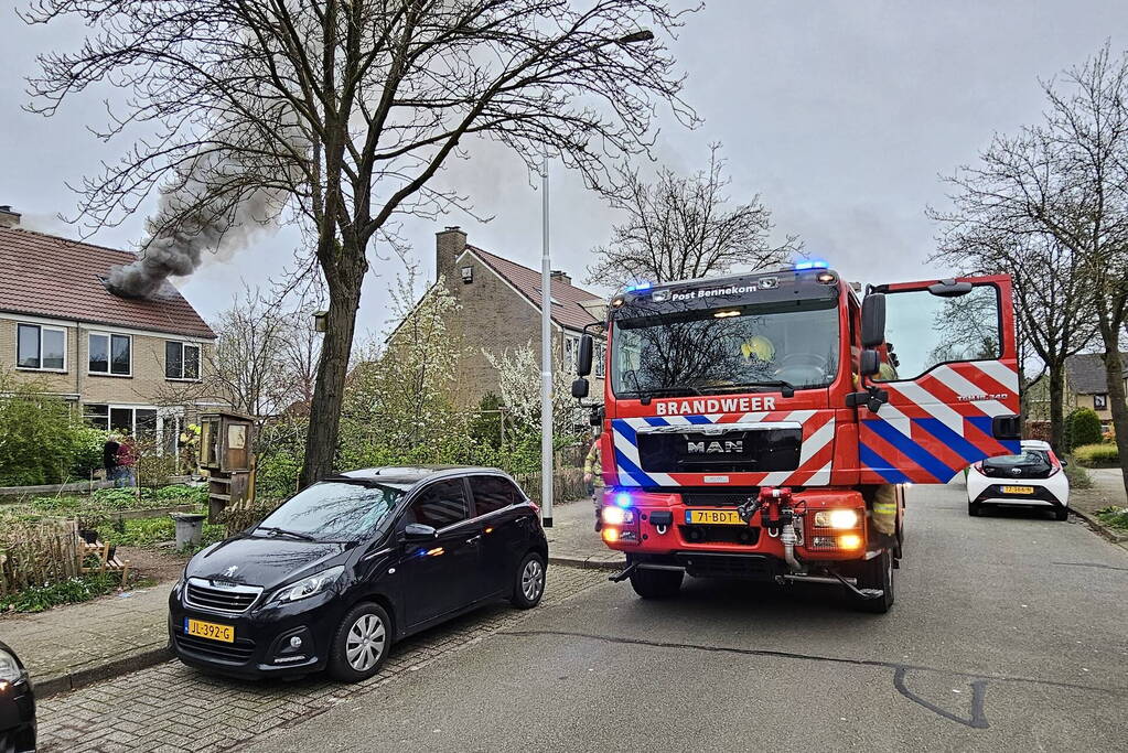Dikke rookpluimen uit woning door brand