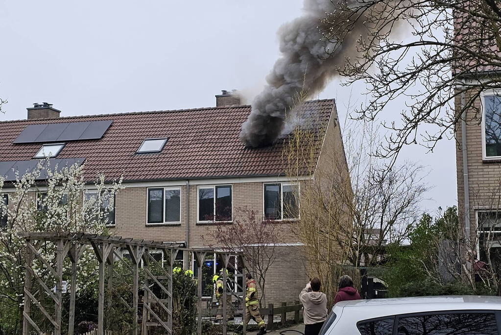 Dikke rookpluimen uit woning door brand