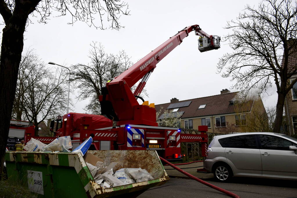 Dikke rookpluimen uit woning door brand