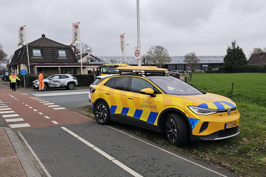 Twee personenwagens botsen op kruising