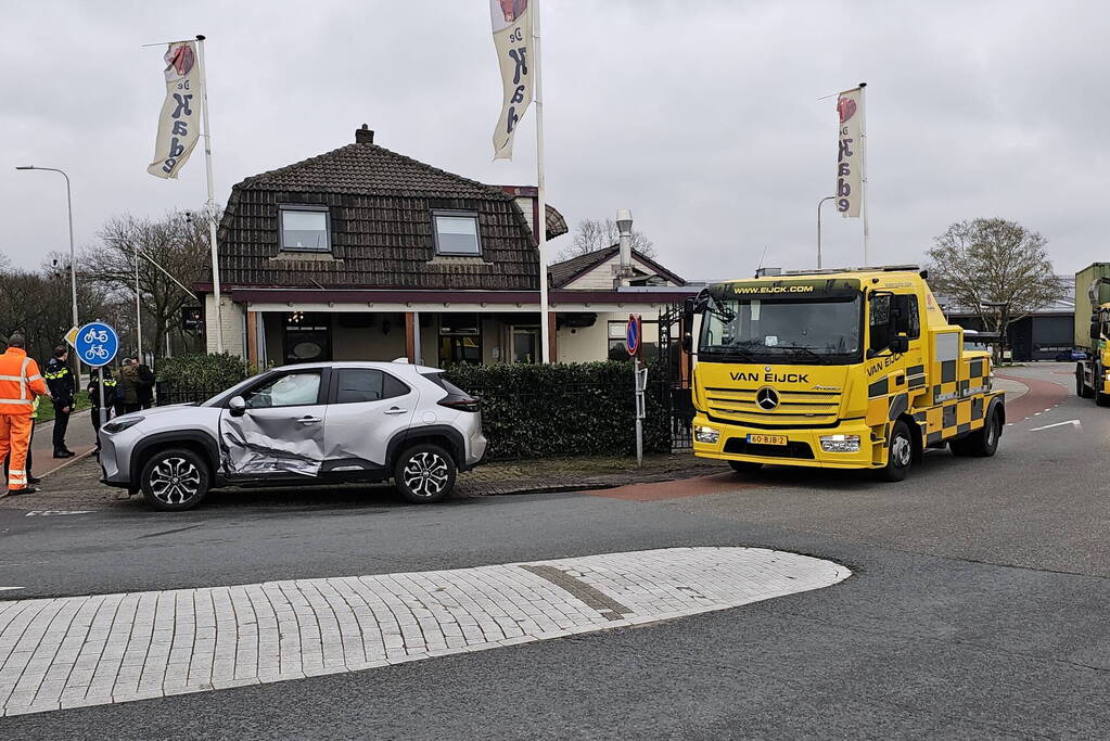 Twee personenwagens botsen op kruising