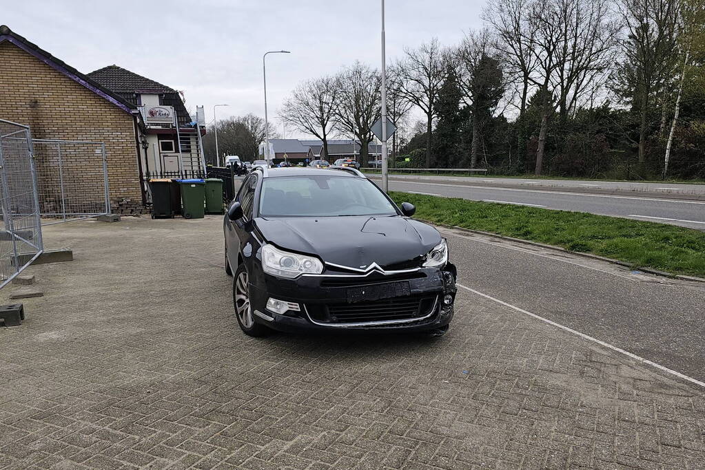 Twee personenwagens botsen op kruising