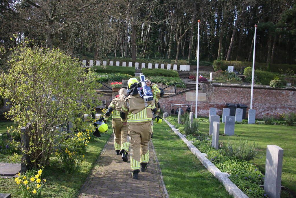Brandweer bevrijdt vastzittend hert