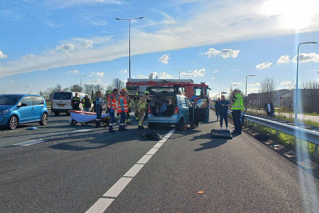 Zwaargewonde bij kop-staartbotsing op snelweg