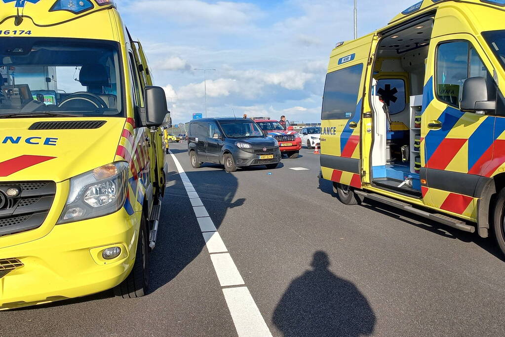Zwaargewonde bij kop-staartbotsing op snelweg