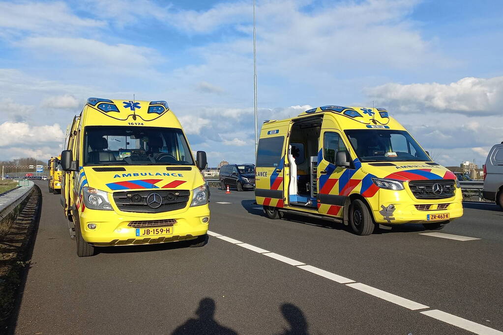 Zwaargewonde bij kop-staartbotsing op snelweg