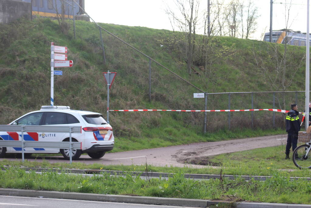 Persoon op bogen van brug, vele hulpdiensten aanwezig