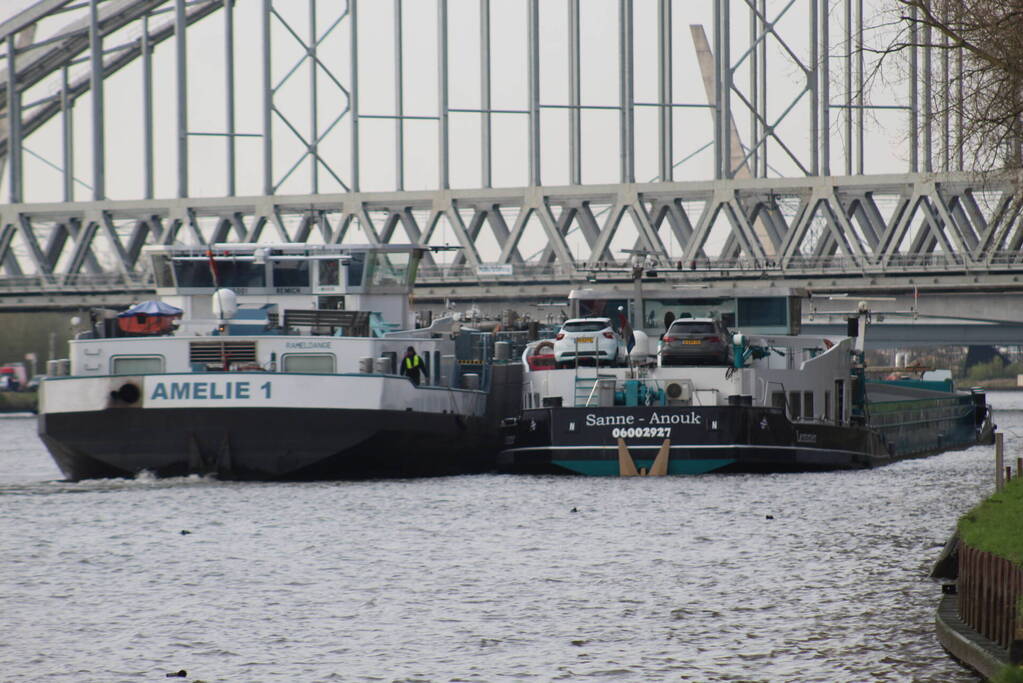 Persoon op bogen van brug, vele hulpdiensten aanwezig