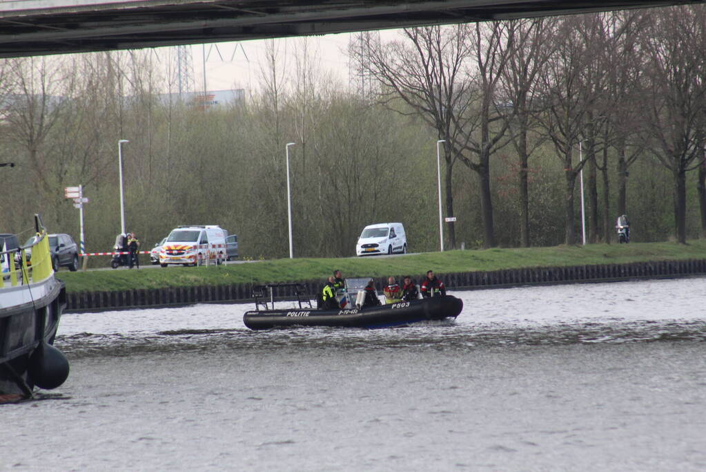 Persoon op bogen van brug, vele hulpdiensten aanwezig