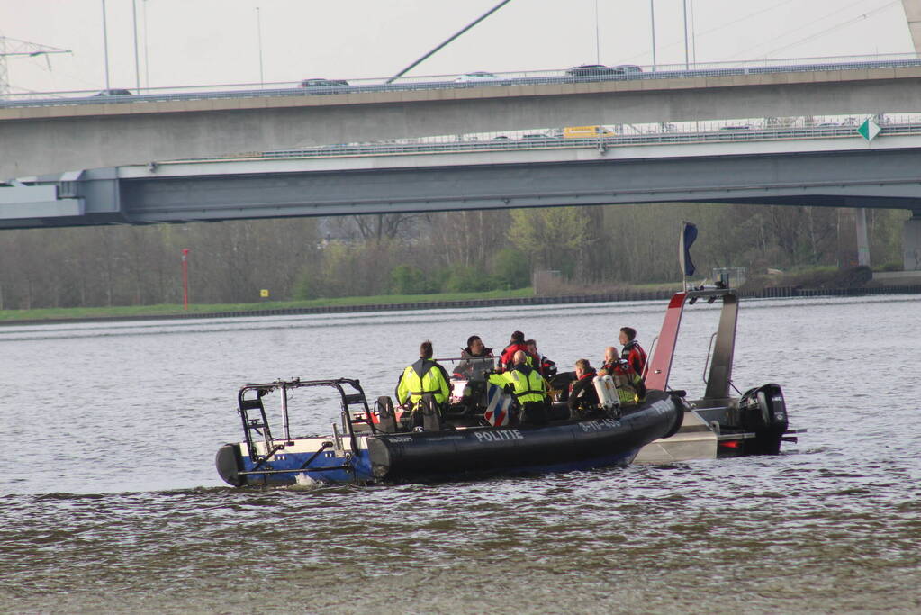 Persoon op bogen van brug, vele hulpdiensten aanwezig