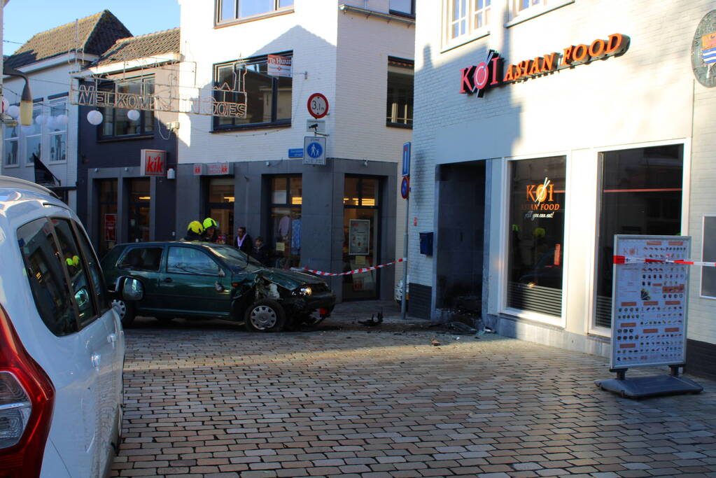 Auto ramt gevel Aziatisch restaurant