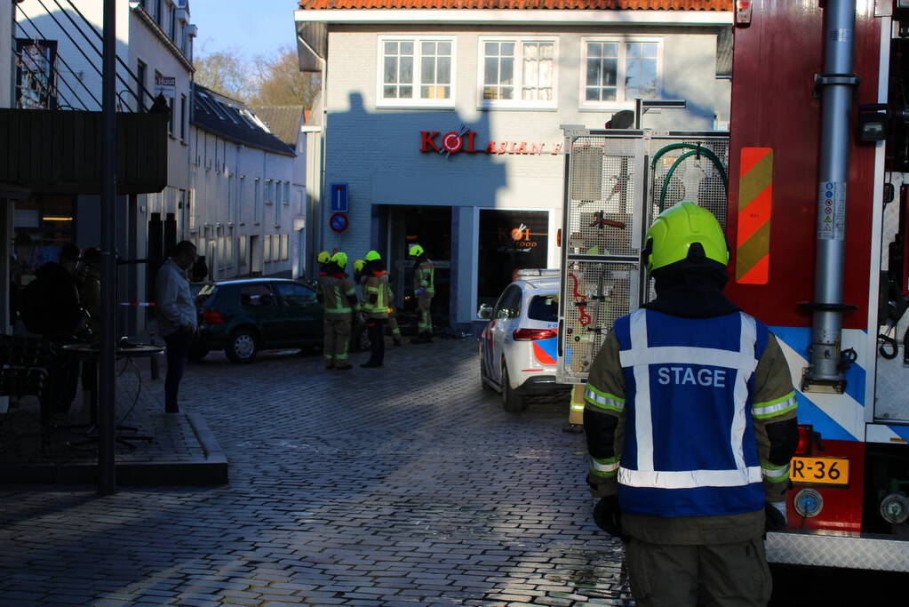 Auto ramt gevel Aziatisch restaurant