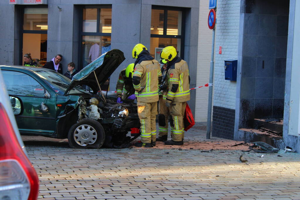 Auto ramt gevel Aziatisch restaurant