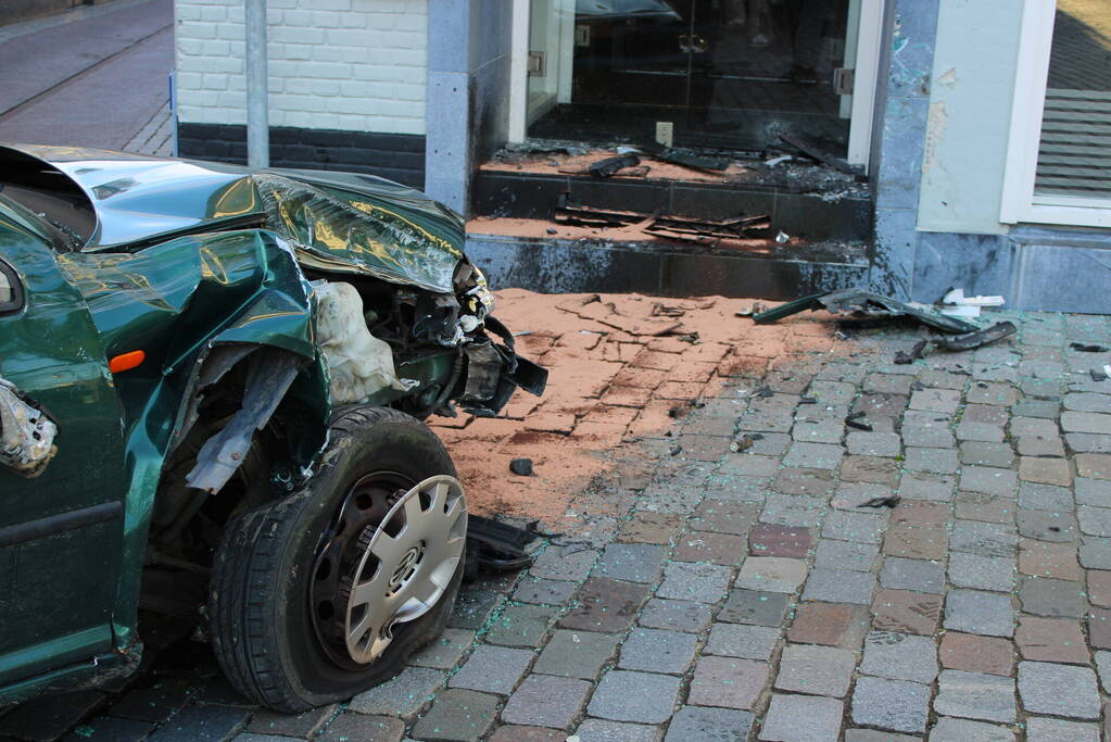 Auto ramt gevel Aziatisch restaurant