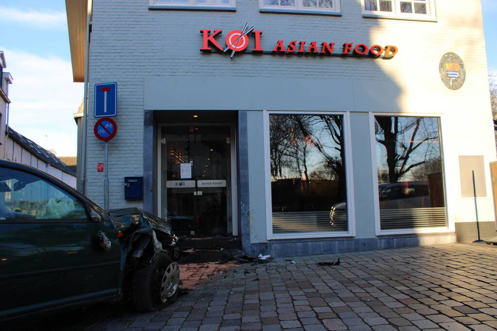 Auto ramt gevel Aziatisch restaurant