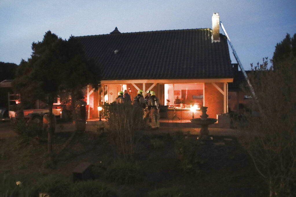 Brand in schoorsteen van woning