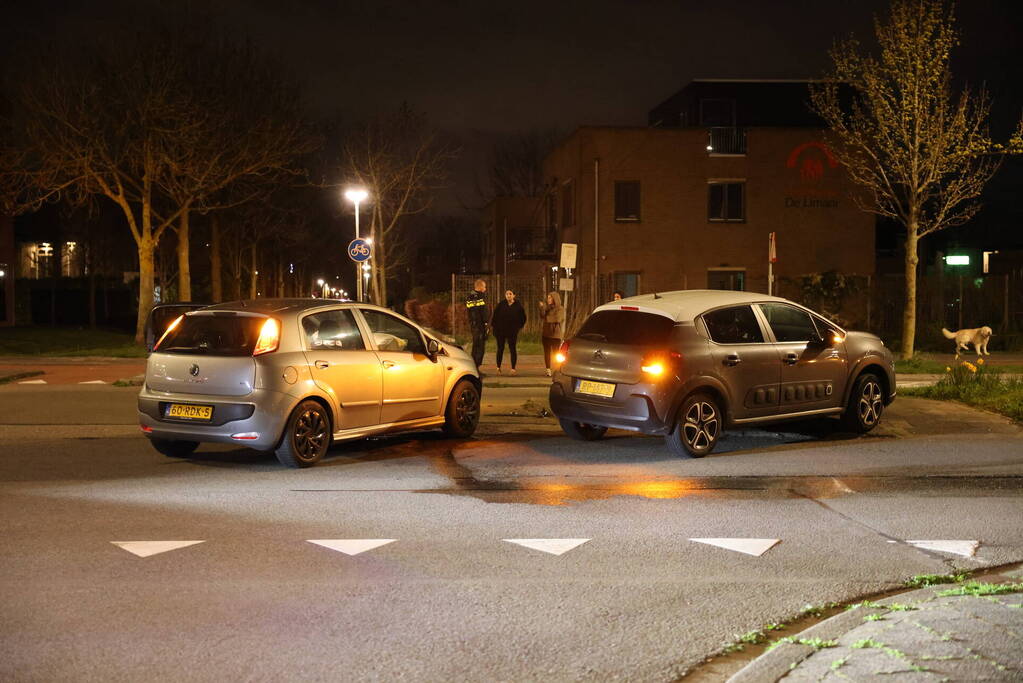 Twee voertuigen beschadigd bij frontale aanrijding