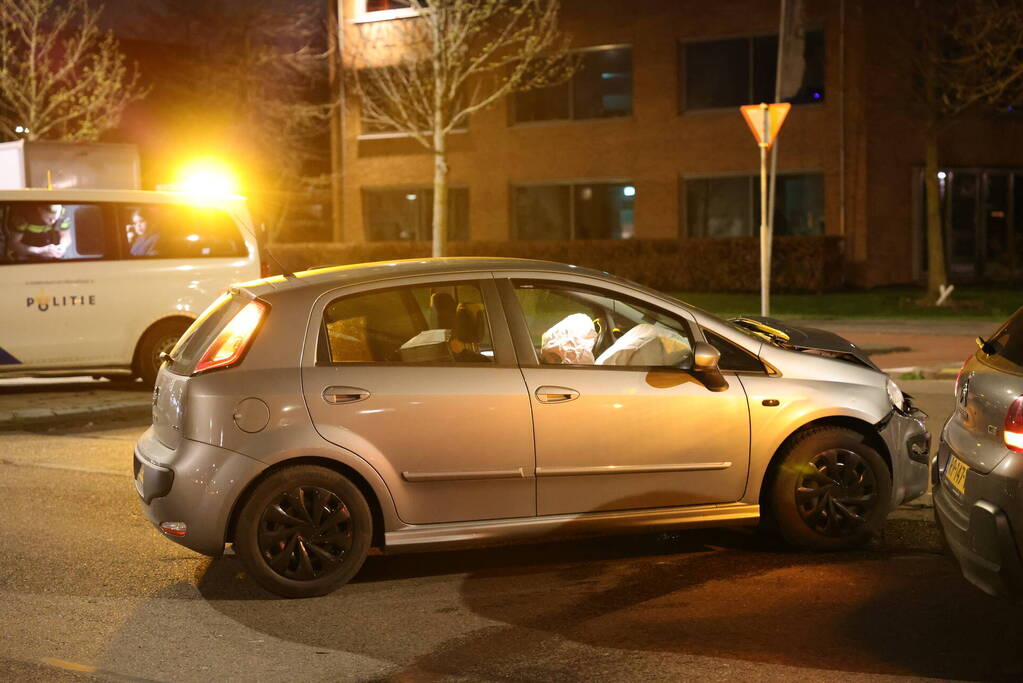 Twee voertuigen beschadigd bij frontale aanrijding