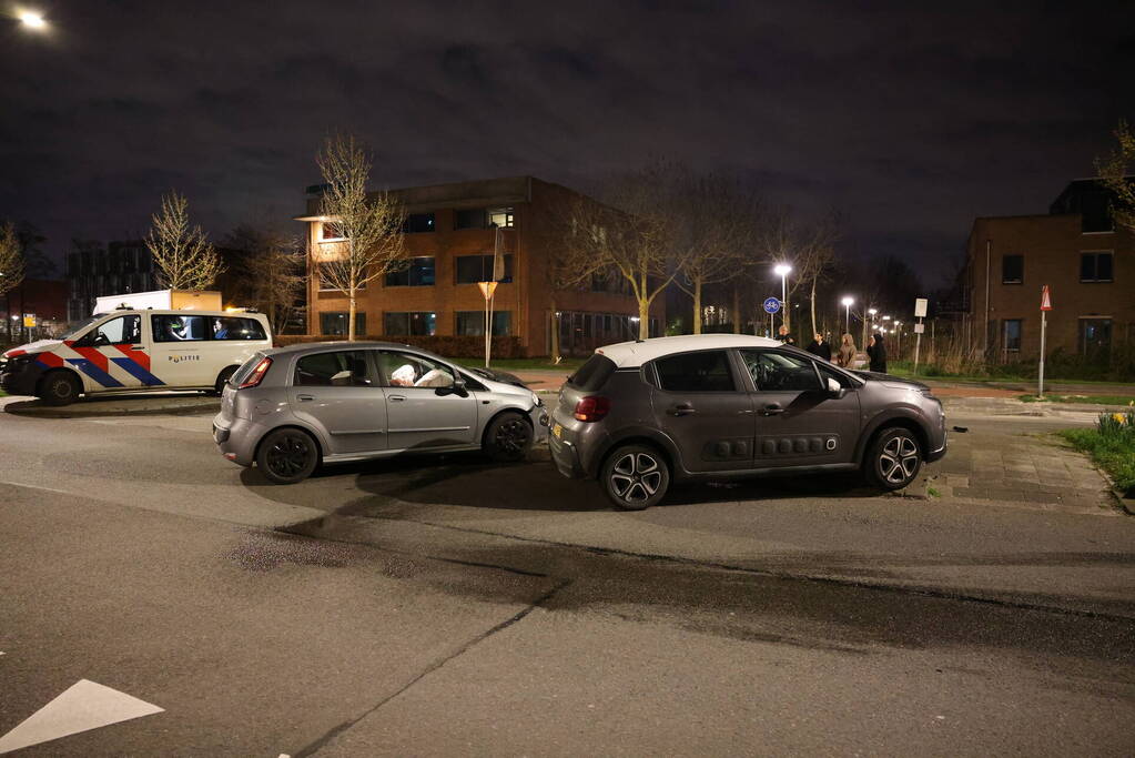 Twee voertuigen beschadigd bij frontale aanrijding