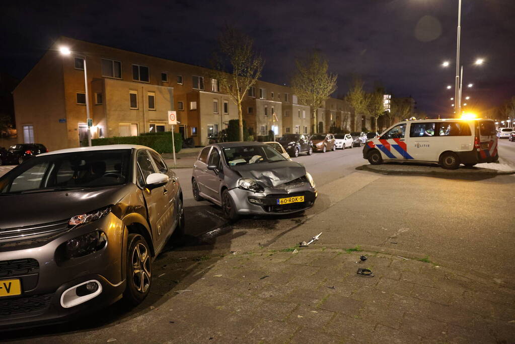 Twee voertuigen beschadigd bij frontale aanrijding