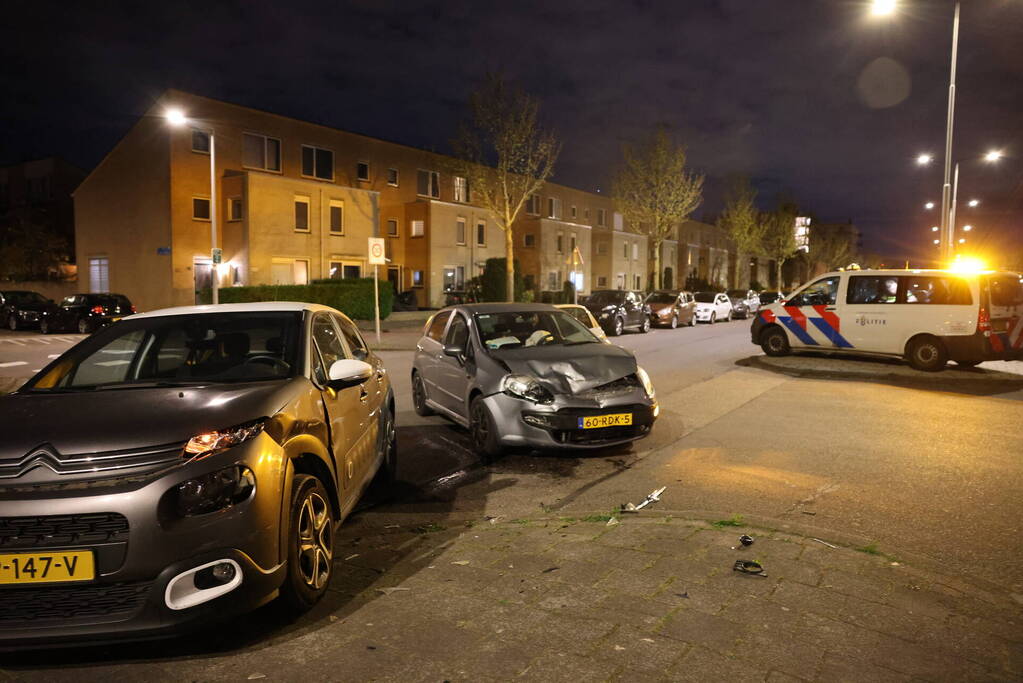 Twee voertuigen beschadigd bij frontale aanrijding