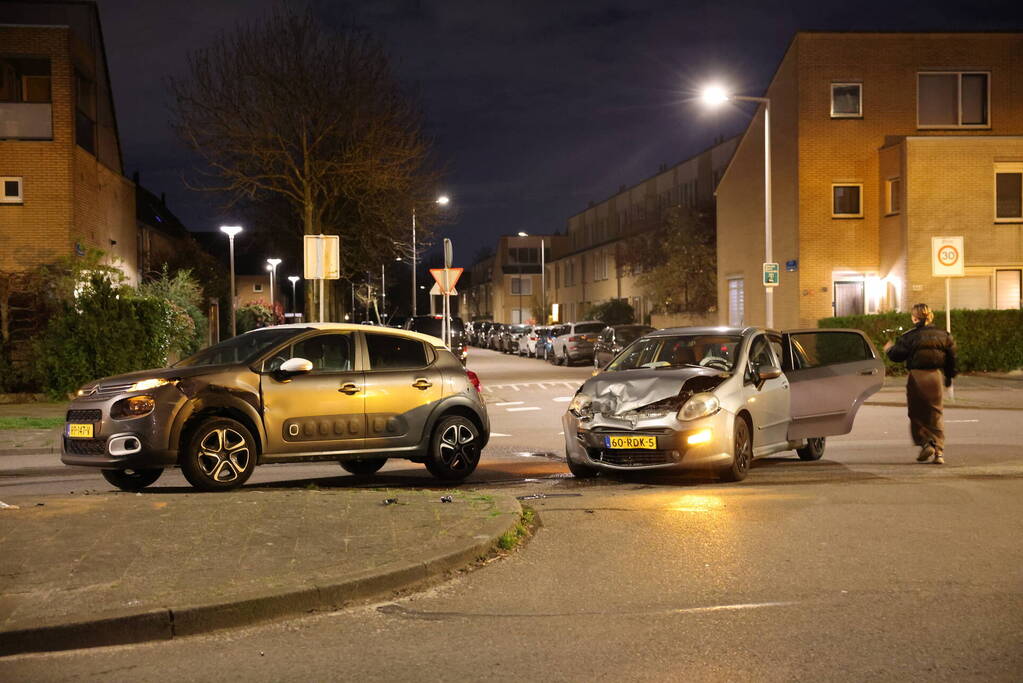 Twee voertuigen beschadigd bij frontale aanrijding