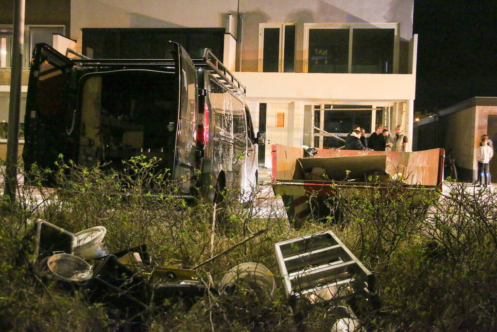 Bestelbus total-loss na brand