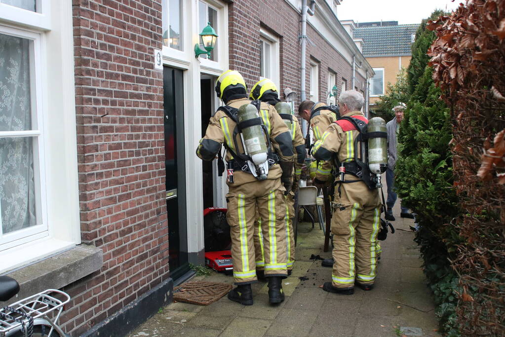 Stoel in woning vliegt in brand