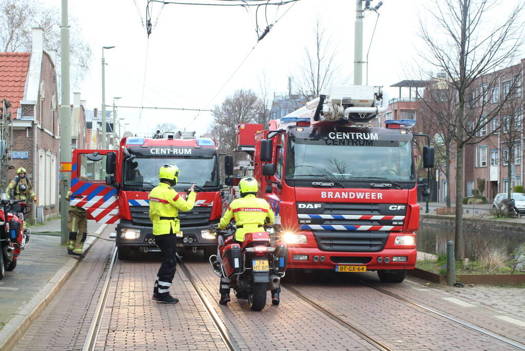 Stoel in woning vliegt in brand