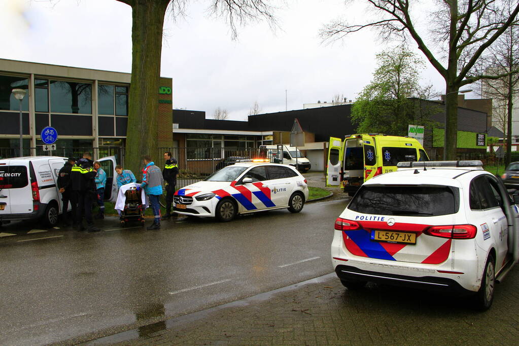 Fietser gewond bij aanrijding met bestelauto