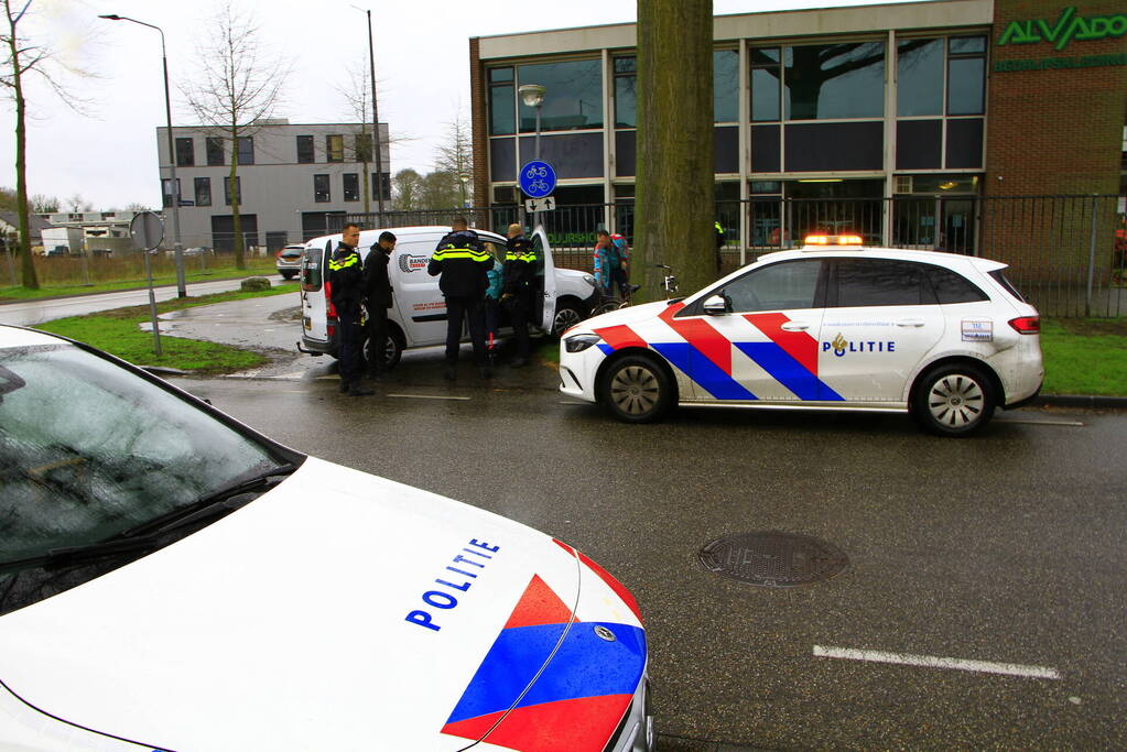 Fietser gewond bij aanrijding met bestelauto