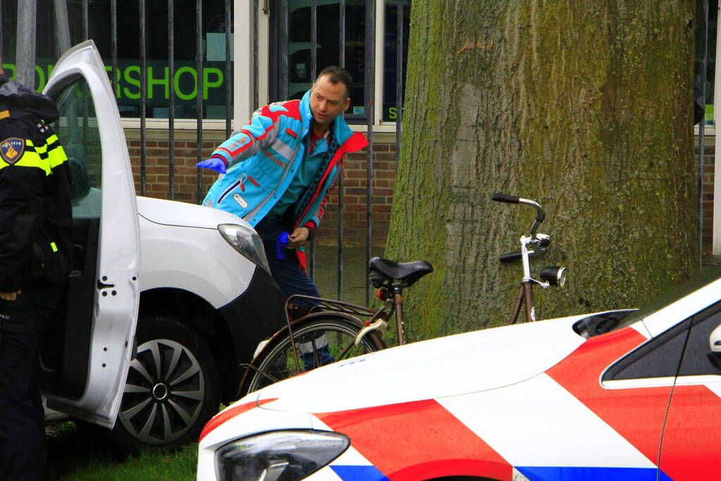 Fietser gewond bij aanrijding met bestelauto