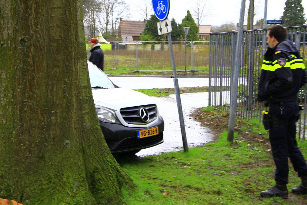 Fietser gewond bij aanrijding met bestelauto