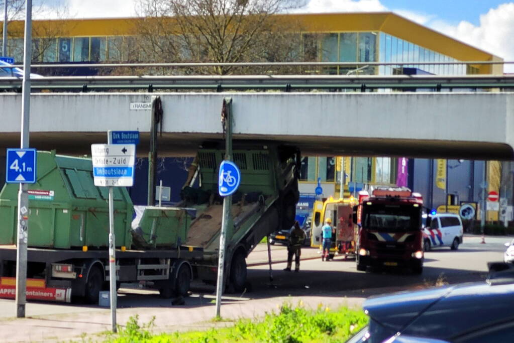 Vrachtwagenchauffeur bekneld na ongeval