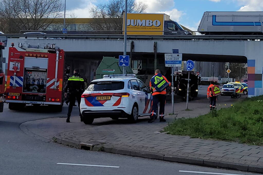 Vrachtwagenchauffeur bekneld na ongeval