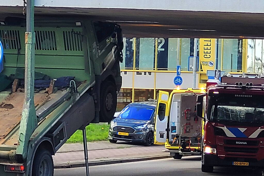 Vrachtwagenchauffeur bekneld na ongeval