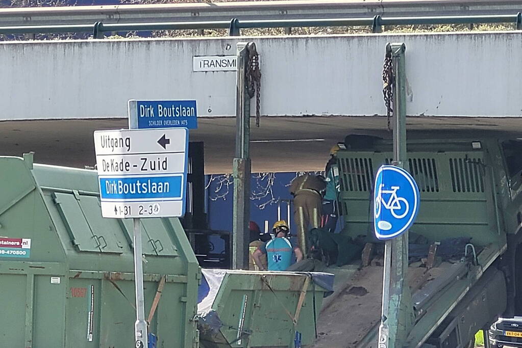 Vrachtwagenchauffeur bekneld na ongeval