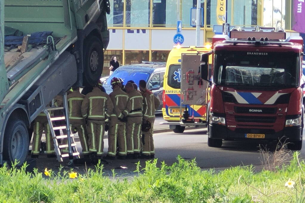 Vrachtwagenchauffeur bekneld na ongeval
