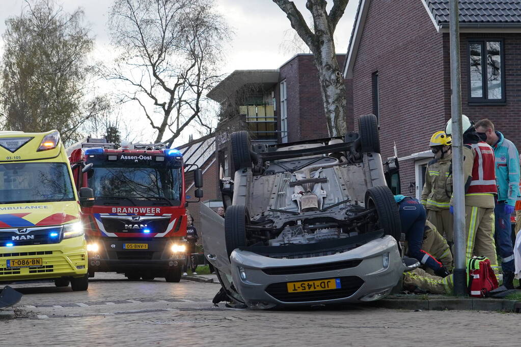 Brandweer bevrijdt automobilist uit auto