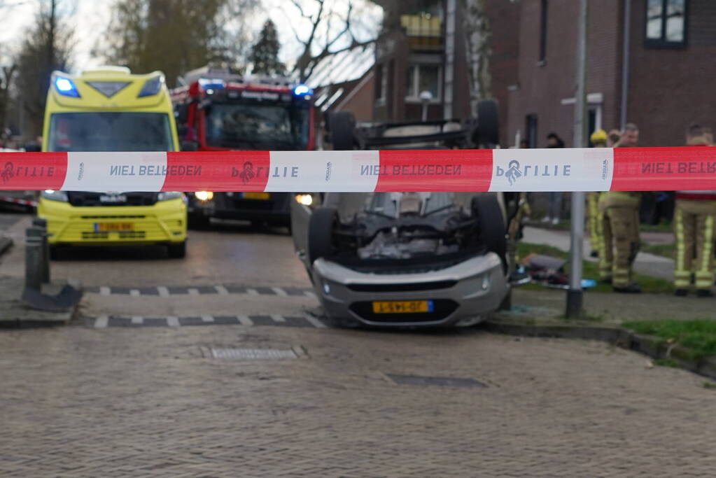Brandweer bevrijdt automobilist uit auto