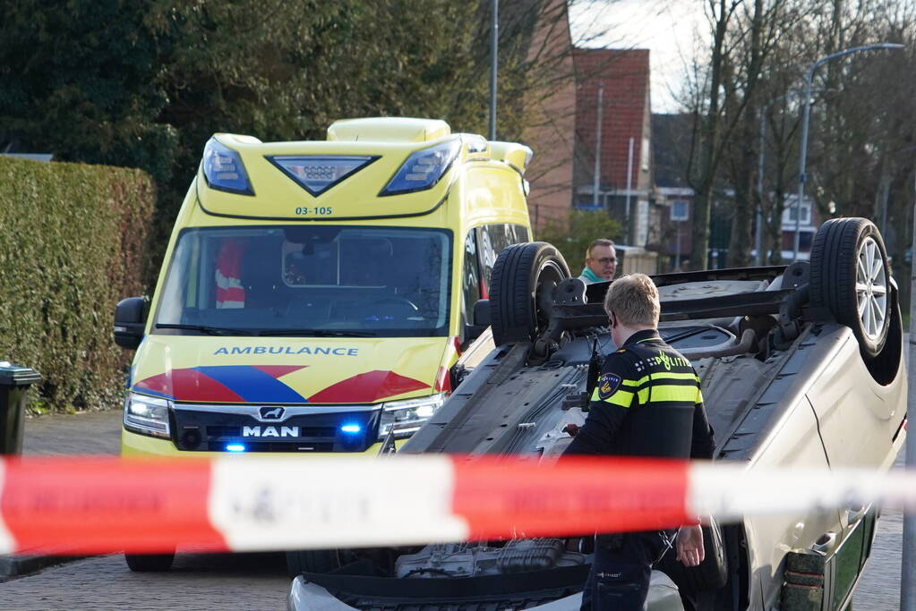 Brandweer bevrijdt automobilist uit auto