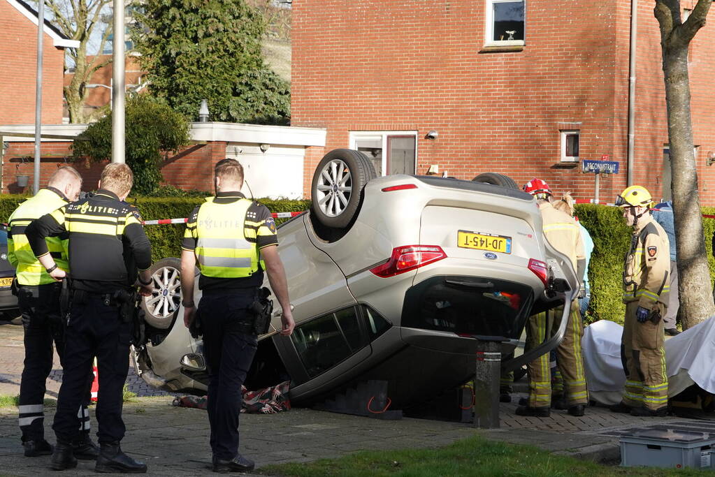 Brandweer bevrijdt automobilist uit auto