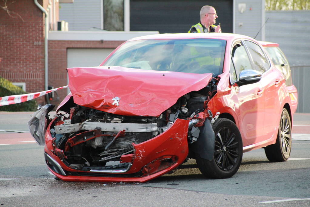 Flinke schade bij ongeval op kruising