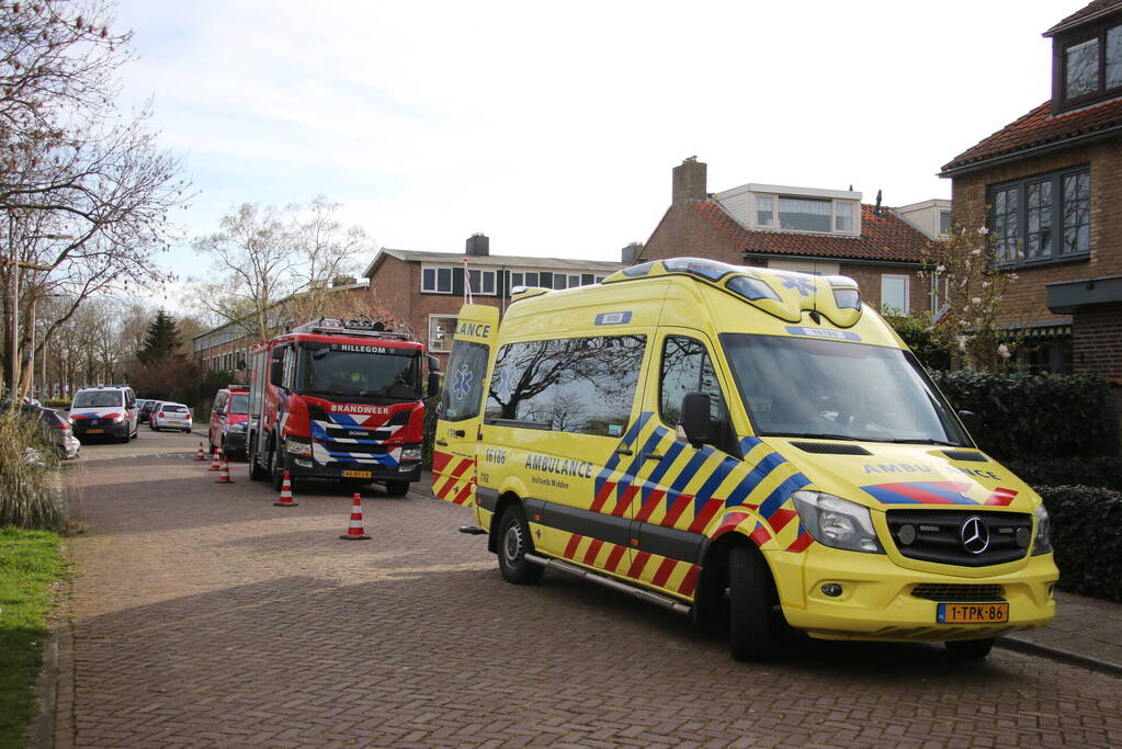 Brandweer en traumateam assisteren bij medische noodsituatie