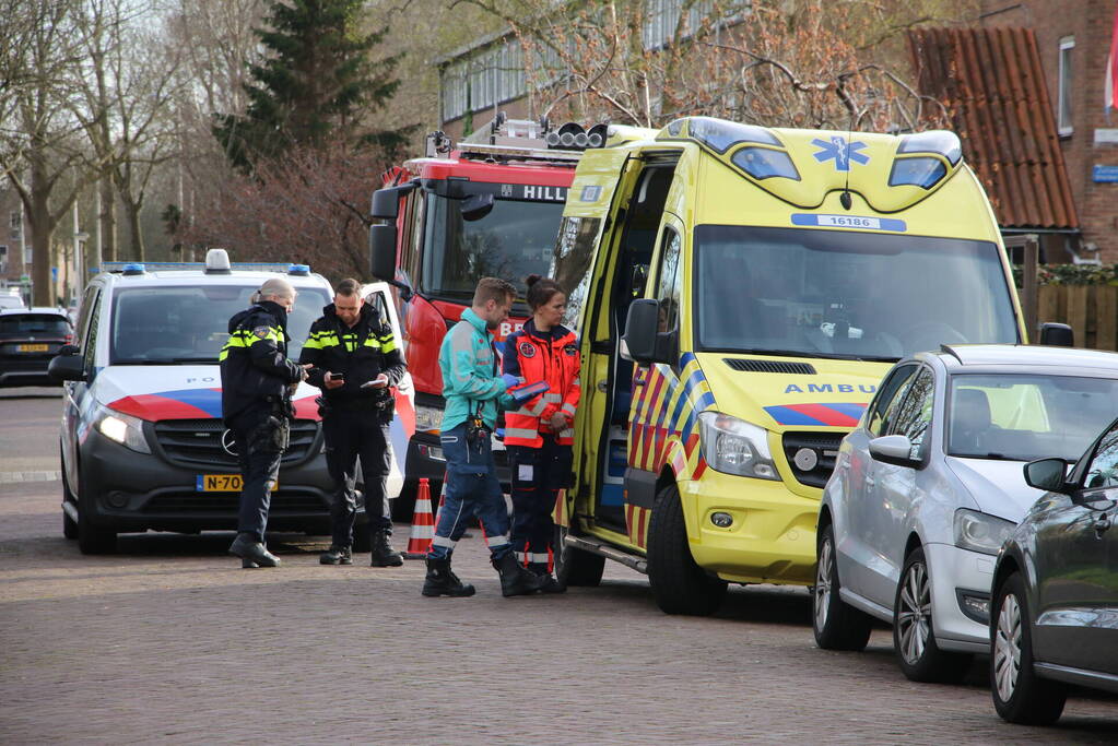 Brandweer en traumateam assisteren bij medische noodsituatie