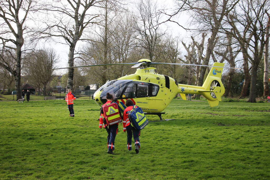 Brandweer en traumateam assisteren bij medische noodsituatie