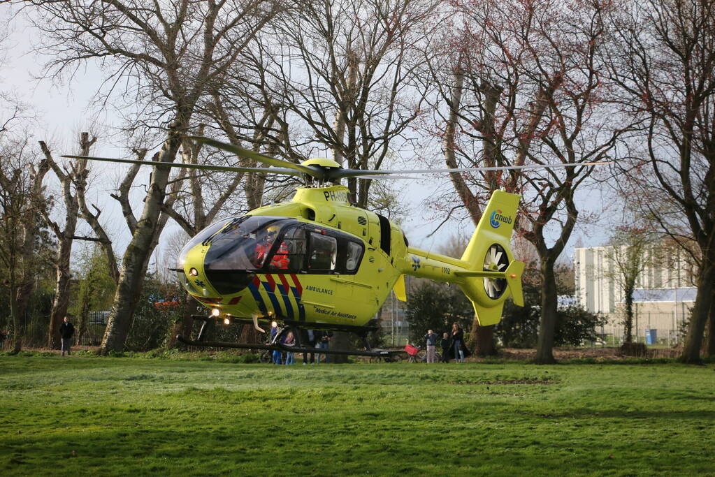 Brandweer en traumateam assisteren bij medische noodsituatie