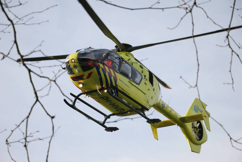 Brandweer en traumateam assisteren bij medische noodsituatie