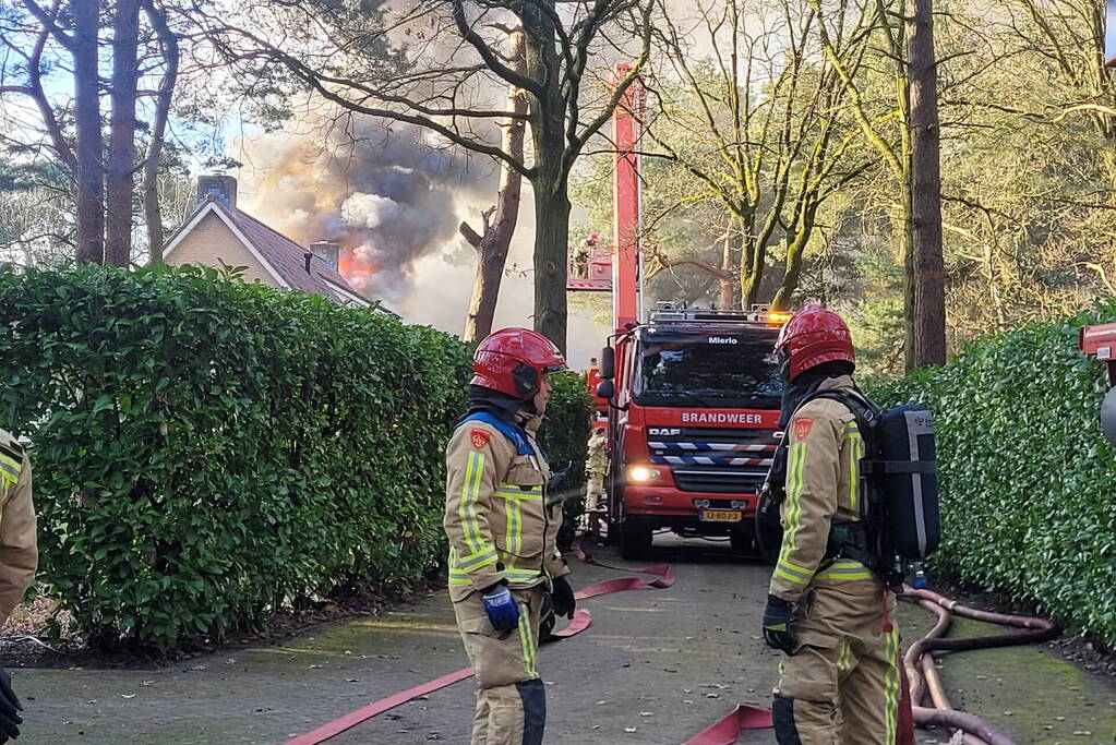 Brandweer blust uitslaande brand in vrijstaande woning